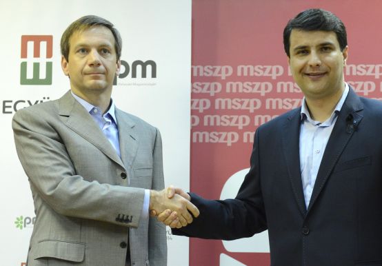 Bajnai Gordon, az Együtt 2014 - Párbeszéd Magyarországért választási szövetség vezetője (b) és Mesterházy Attila, a Magyar Szocialista Párt (MSZP) elnöke kezet fog a szervezetek választási egyeztetése után az Együtt-PM Szövetség irodájában 2013. június 22-én. (MTI Fotó: Kovács Tamás) Bajnai Gordon, az Együtt 2014 - Párbeszéd Magyarországért választási szövetség vezetője (b) és Mesterházy Attila, a Magyar Szocialista Párt (MSZP) elnöke kezet fog a szervezetek választási egyeztetése után az Együtt-PM Szövetség irodájában 2013. június 22-én. (MTI Fotó: Kovács Tamás)