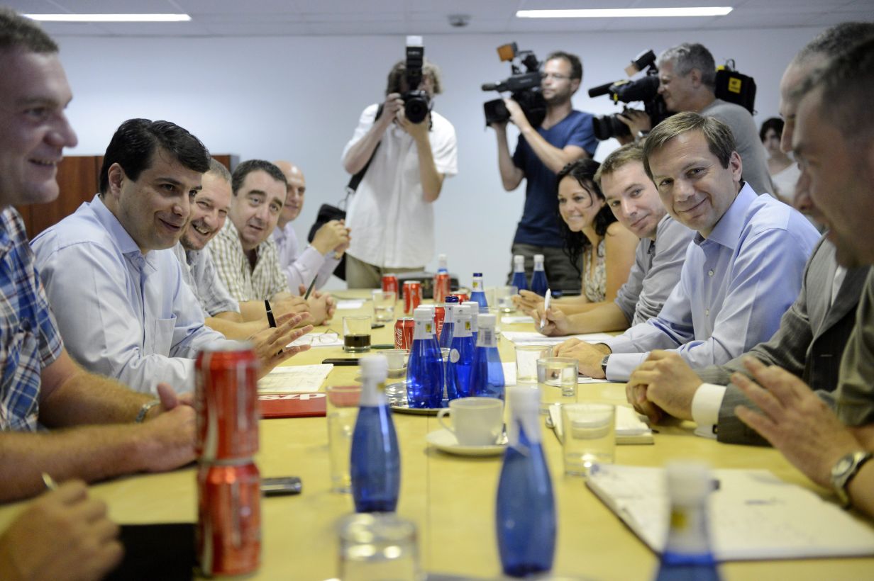 Botka László, az MSZP Országos Választmányának elnöke (b), Mesterházy Attila, a Magyar Szocialista Párt (MSZP) elnöke (b2) Gúr Nándor, az MSZP alelnöke (b3), Lukács Zoltán (b4) és Tóbiás József (b5), a párt frakcióvezető-helyettesei, valamint Kónya Péter, az Együtt 2014 társelnöke, Bajnai Gordon, az Együtt 2014 - Párbeszéd Magyarországért választási szövetség vezetője (j2) Jávor Benedek (j3) és Szabó Tímea (j4), a Párbeszéd Magyarországért társelnökei a szervezetek választási egyeztetésén az Együtt-PM Szövetség irodájában 2013. június 22-én. (MTI Fotó: Kovács Tamás) Botka László, az MSZP Országos Választmányának elnöke (b), Mesterházy Attila, a Magyar Szocialista Párt (MSZP) elnöke (b2) Gúr Nándor, az MSZP alelnöke (b3), Lukács Zoltán (b4) és Tóbiás József (b5), a párt frakcióvezető-helyettesei, valamint Kónya Péter, az Együtt 2014 társelnöke, Bajnai Gordon, az Együtt 2014 - Párbeszéd Magyarországért választási szövetség vezetője (j2) Jávor Benedek (j3) és Szabó Tímea (j4), a Párbeszéd Magyarországért társelnökei a szervezetek választási egyeztetésén az Együtt-PM Szövetség irodájában 2013. június 22-én. (MTI Fotó: Kovács Tamás)