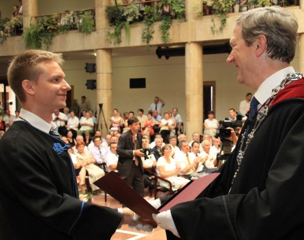 Papp Ákos szenior átveszi diplomáját Friedler Ferenc rektortól. Papp Ákos szenior átveszi diplomáját Friedler Ferenc rektortól.