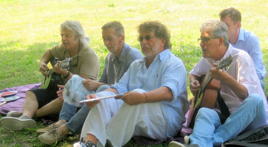 Hangolódás a fűvön. Hangolódás a fűvön.