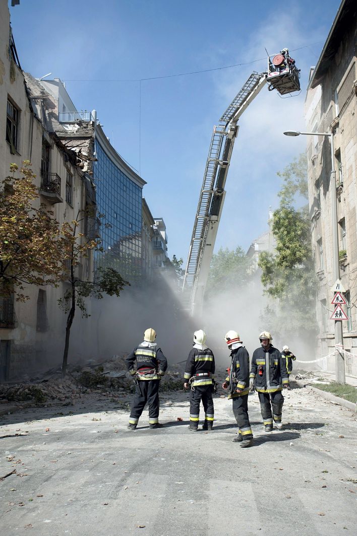 Tűzoltók emelődarus kocsival a budapesti Tímár utcában, egy robbanásban megsérült háznál. MTI Fotó: Lakatos Péter Tűzoltók emelődarus kocsival a budapesti Tímár utcában, egy robbanásban megsérült háznál. MTI Fotó: Lakatos Péter