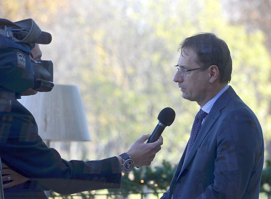 Gönczy Sándor tévéinterjú közben. Gönczy Sándor tévéinterjú közben.