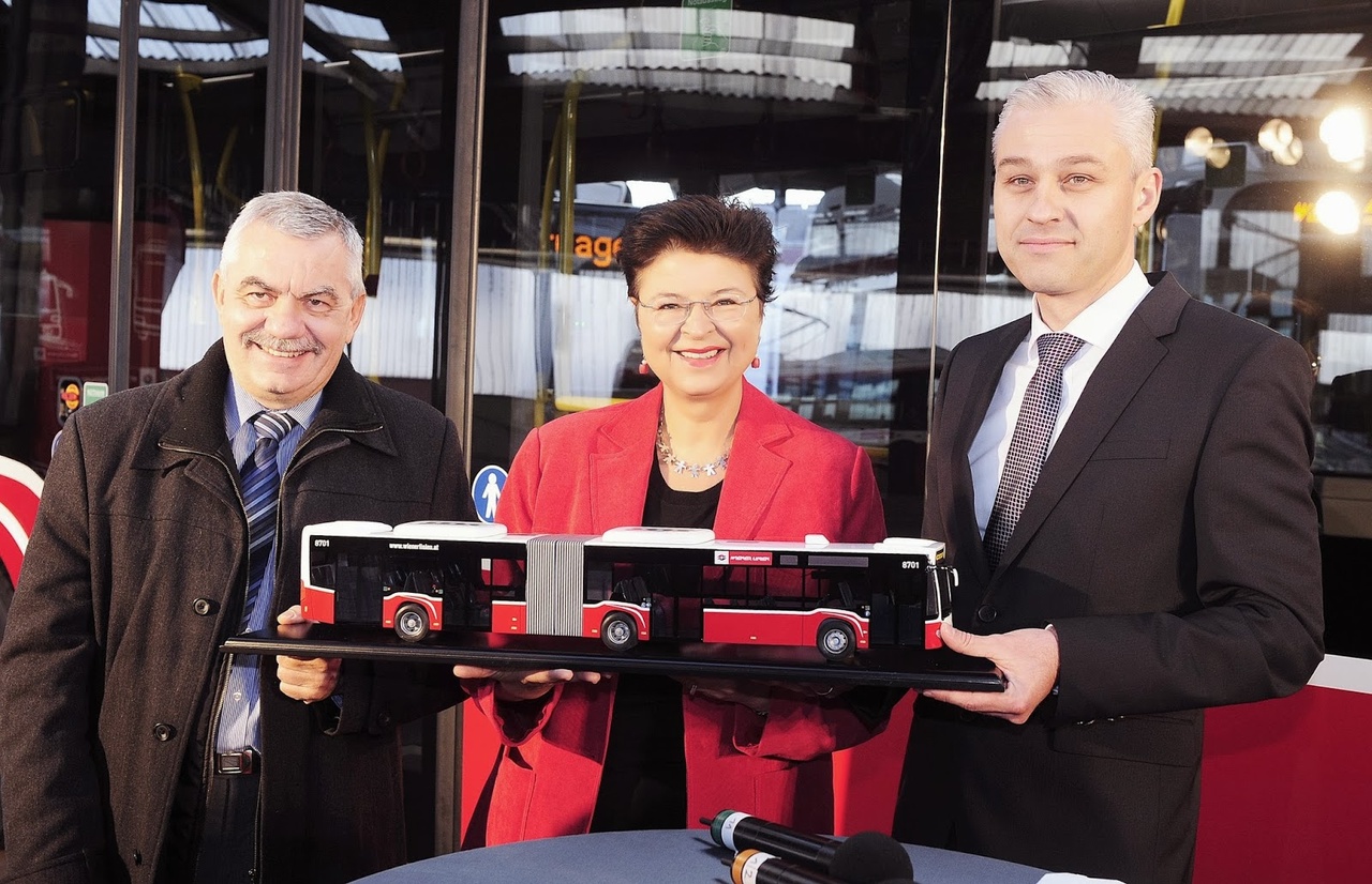 A Wiener Linien 217 Mercedes-Benz Citaro 2-es autóbuszt rendelt az osztrák főváros tömegközlekedésének korszerűsítése céljából. A járművek folyamatosan érkeznek a Bécsi Közlekedési Vállalathoz. A képen: Günter Steinbauer, a Wiener Linien, Renate Brauner Bécs városa és Thomas Rohde, a Mercedes nevében mutatta be az új buszokat. (Kép: www.regionalbahn.hu) A Wiener Linien 217 Mercedes-Benz Citaro 2-es autóbuszt rendelt az osztrák főváros tömegközlekedésének korszerűsítése céljából. A járművek folyamatosan érkeznek a Bécsi Közlekedési Vállalathoz. A képen: Günter Steinbauer, a Wiener Linien, Renate Brauner Bécs városa és Thomas Rohde, a Mercedes nevében mutatta be az új buszokat. (Kép: www.regionalbahn.hu)