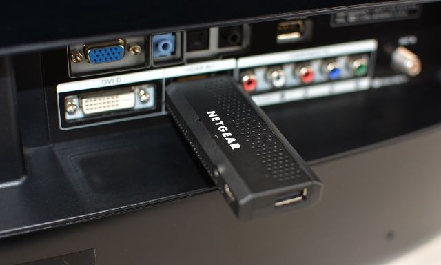 Schlauer Netgear-Stick: Der auf der CES 2014 präsentierte Android-Dongle macht TVs smart Schlauer Netgear-Stick: Der auf der CES 2014 präsentierte Android-Dongle macht TVs smart