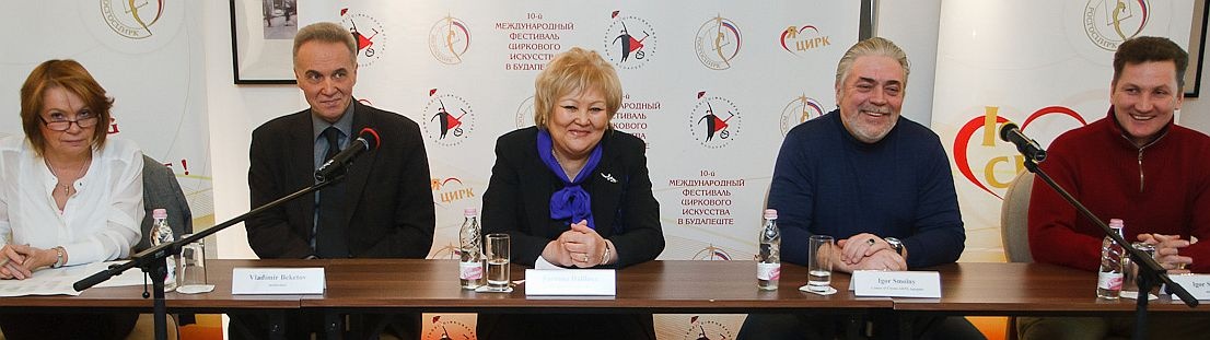 A sajtótájékoztató házigazdái; középütt Farzana Halilova. A sajtótájékoztató házigazdái; középütt Farzana Halilova.