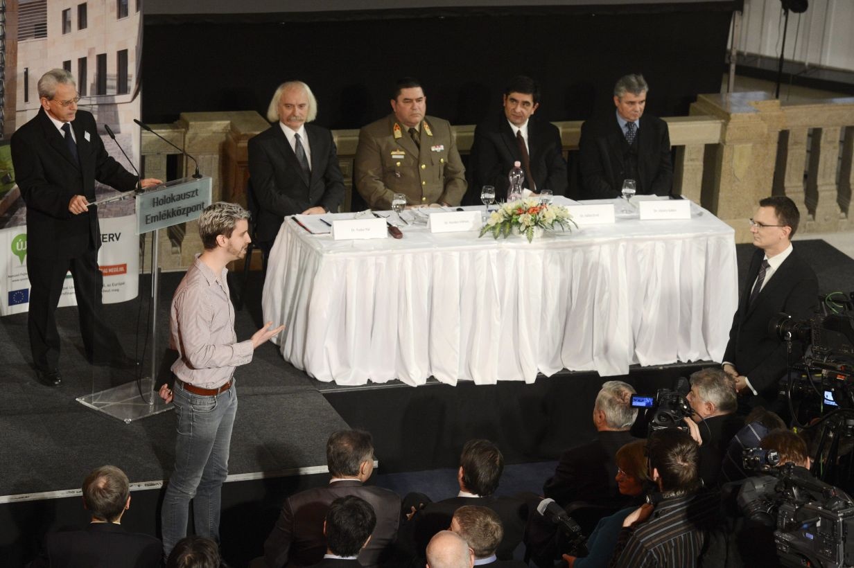 Gulyás Márton, a Krétakör ügyvezetője (elöl balról) a hivatalos programon kívül beszél a Közigazgatási és Igazságügyi Minisztérium parlamenti államtitkárához, Rétvári Bencéhez (elöl jobbról) a holokauszt áldozatainak nemzetközi emléknapján tartott rendezvényen a Páva utcai Holokauszt Emlékközpontban 2014. január 27-én. A háttérben Boros János moderátor, Fodor Pál, az MTA BTK Történettudományi Intézet főigazgatója, Kovács Vilmos ezredes, a Hadtörténeti Intézet és Múzeum parancsnoka, Kállai Ernő, az MTA Kisebbségkutató Intézetének tudományos kutatója és Szemerei Péter, az Országos Széchényi Könyvtár főigazgató-helyettese (b-j). (MTI Fotó: Kovács Tamás) Gulyás Márton, a Krétakör ügyvezetője (elöl balról) a hivatalos programon kívül beszél a Közigazgatási és Igazságügyi Minisztérium parlamenti államtitkárához, Rétvári Bencéhez (elöl jobbról) a holokauszt áldozatainak nemzetközi emléknapján tartott rendezvényen a Páva utcai Holokauszt Emlékközpontban 2014. január 27-én. A háttérben Boros János moderátor, Fodor Pál, az MTA BTK Történettudományi Intézet főigazgatója, Kovács Vilmos ezredes, a Hadtörténeti Intézet és Múzeum parancsnoka, Kállai Ernő, az MTA Kisebbségkutató Intézetének tudományos kutatója és Szemerei Péter, az Országos Széchényi Könyvtár főigazgató-helyettese (b-j). (MTI Fotó: Kovács Tamás)