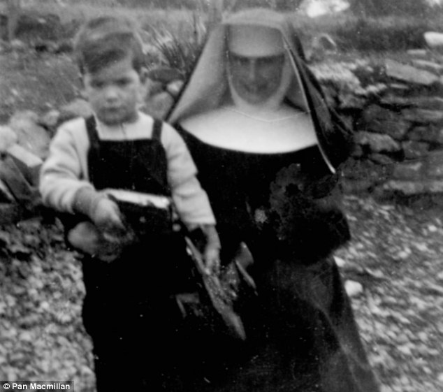 Az elveszett fiú: Philomena gyermeke, Anthony. A Sean Ross apátság kolostorában töltötte élete első éveit, mielőtt édesanyjától elszakították. (Forrás: http://www.dailymail.co.uk) Az elveszett fiú: Philomena gyermeke, Anthony. A Sean Ross apátság kolostorában töltötte élete első éveit, mielőtt édesanyjától elszakították. (Forrás: http://www.dailymail.co.uk)