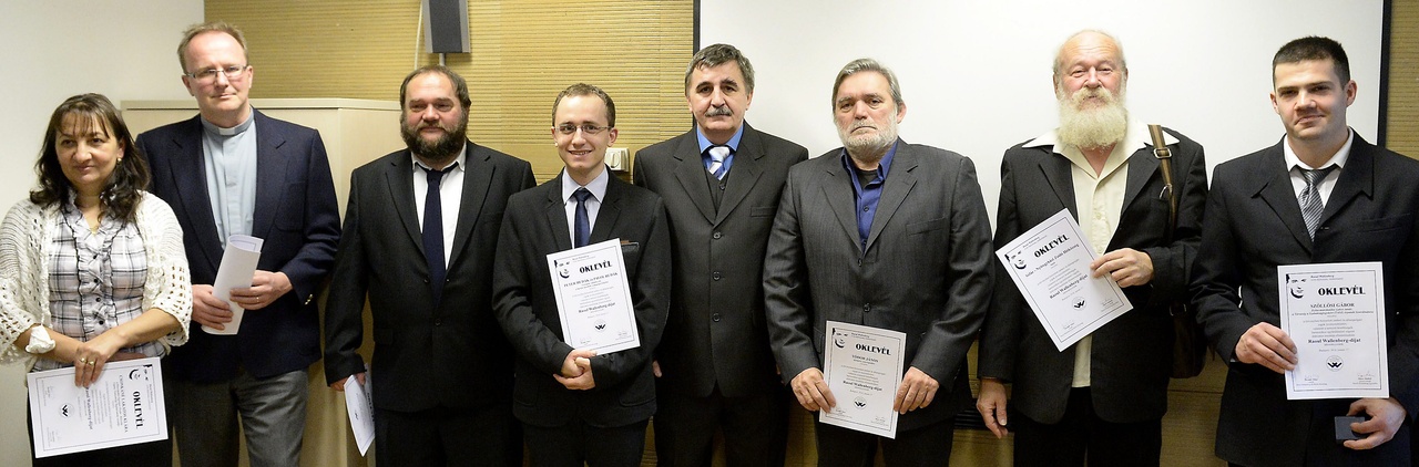 Csonkáné Lakatos Klára, a Hosszúpályi Egységes Óvoda, Bölcsőde Cigány Nemzetiségi Tagintézmény vezetője, Forrai Tamás, a jezsuiták magyarországi rendtartomány-főnöke, a Jákim Stúdió Színházi Társaságot képviselő Szabó Attila Feri elnök, a felvidéki bártfai zsidó közösség emlékeit összegyűjtő és azokból kiállítást szervező Péter és Pavol Hudák felvidéki vállalkozók, Tódor János újságíró, Somos Péter, a Sófár című lap főszerkesztője és Szőllősi Gábor, a Társaság a Szabadságjogokért érpataki koordinátora (b-j), a Wallenberg-díj idei kitüntetettjei az elismerés átadása után a budapesti Holokauszt Emlékközpont Wallenberg-termében. (MTI Fotó: Soós Lajos) Csonkáné Lakatos Klára, a Hosszúpályi Egységes Óvoda, Bölcsőde Cigány Nemzetiségi Tagintézmény vezetője, Forrai Tamás, a jezsuiták magyarországi rendtartomány-főnöke, a Jákim Stúdió Színházi Társaságot képviselő Szabó Attila Feri elnök, a felvidéki bártfai zsidó közösség emlékeit összegyűjtő és azokból kiállítást szervező Péter és Pavol Hudák felvidéki vállalkozók, Tódor János újságíró, Somos Péter, a Sófár című lap főszerkesztője és Szőllősi Gábor, a Társaság a Szabadságjogokért érpataki koordinátora (b-j), a Wallenberg-díj idei kitüntetettjei az elismerés átadása után a budapesti Holokauszt Emlékközpont Wallenberg-termében. (MTI Fotó: Soós Lajos)