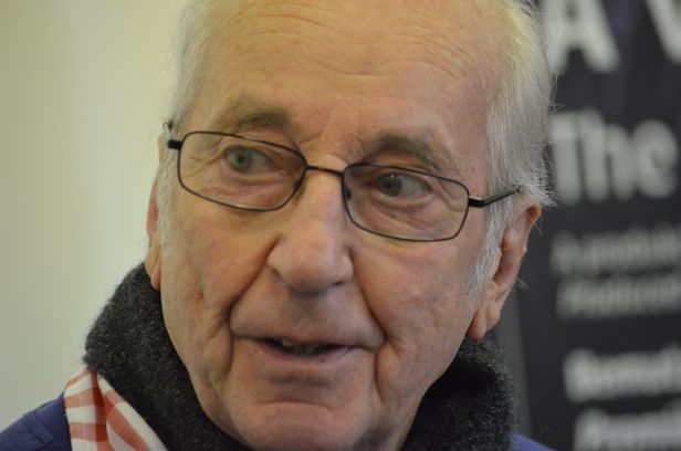 Ronald ŰHynd. Ronald ŰHynd.