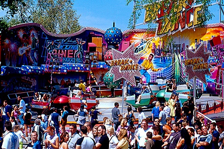 Amikor még élet volt a Vidámparkban (foto: mommo.hu). Amikor még élet volt a Vidámparkban (foto: mommo.hu).