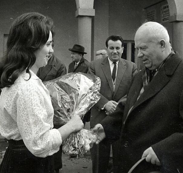 Hruscsov a MOM-gyárban, éppen 50 évvel ezelőtt. Hruscsov a MOM-gyárban, éppen 50 évvel ezelőtt.