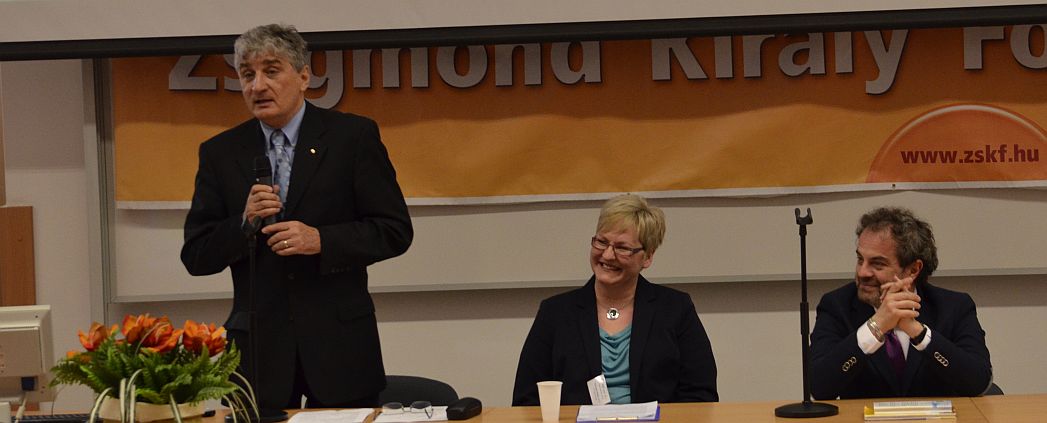 A a konferencia elnöksége: dr. Poór József, a HSZOSZ elnöke, Kalamár Beáta, az ICF elnöke és dr. Szatmári Péter, a ZSKF rektor-helyettese. A a konferencia elnöksége: dr. Poór József, a HSZOSZ elnöke, Kalamár Beáta, az ICF elnöke és dr. Szatmári Péter, a ZSKF rektor-helyettese.