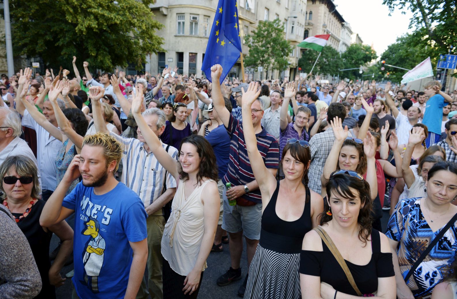 A szabad sajtóért demonstráló civilek Budapesten az Alkotmány utcában 2014. június 9-én. A demonstrációt a Kettős Mérce blog szervezte. (MTI Fotó: Beliczay László) A szabad sajtóért demonstráló civilek Budapesten az Alkotmány utcában 2014. június 9-én. A demonstrációt a Kettős Mérce blog szervezte. (MTI Fotó: Beliczay László)
