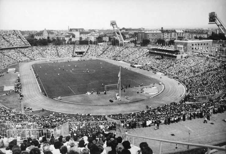 A Népstadiont 1953. augusztus 20-án nyitották meg. A Népstadiont 1953. augusztus 20-án nyitották meg.