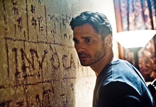 Eric Bana a titokzatos falfeliratnál. Eric Bana a titokzatos falfeliratnál.