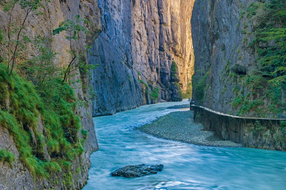 Kétszáz méter mély, 1400 méter hosszú az Aare-szurdok. Kétszáz méter mély, 1400 méter hosszú az Aare-szurdok.