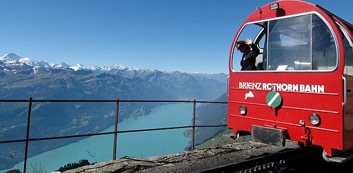 A Rothorn-vasút 2300 méteres magasságba kapaszkodik fel, közben fantasztikus panoráma nyílik a Brienzi-tóra. A Rothorn-vasút 2300 méteres magasságba kapaszkodik fel, közben fantasztikus panoráma nyílik a Brienzi-tóra.