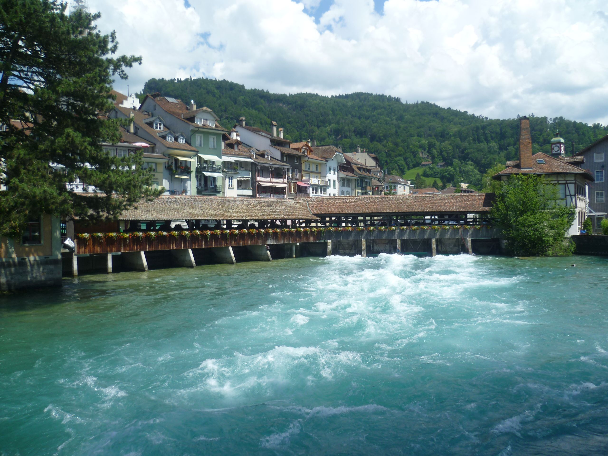 Thun városképét is meghatározza a vad sodrású Aare. Thun városképét is meghatározza a vad sodrású Aare.