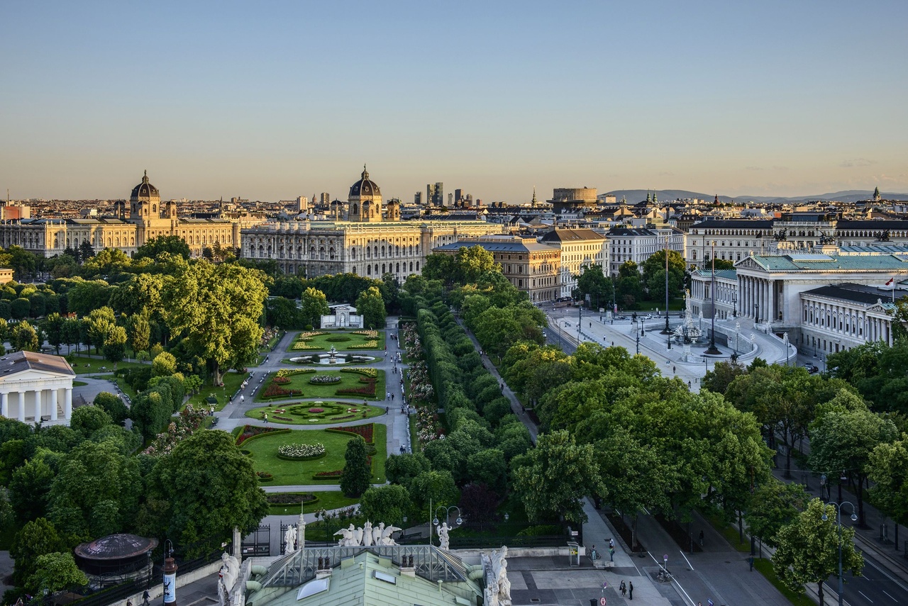 A Volksgarten, múzeumok és a parlament. (© WienTourismus / Christian Stemper) A Volksgarten, múzeumok és a parlament. (© WienTourismus / Christian Stemper)