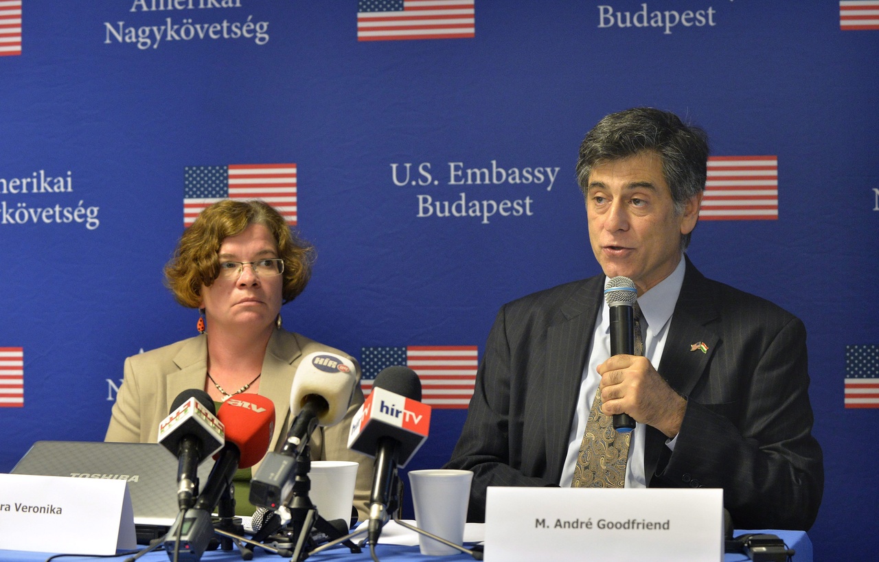 Móra Veronika, az Ökotárs Alapítvány igazgatója és André Goodfriend, a budapesti amerikai nagykövetség ügyvivője az Egyesült Államok Nemzetközi Fejlesztési Hivatalának (USAID) a civil társadalmi szervezetek 2013. évre vonatkozó fenntarthatósági indexét bemutató sajtótájékoztatón a belvárosi Bank Centerben. (MTI Fotó: Máthé Zoltán) Móra Veronika, az Ökotárs Alapítvány igazgatója és André Goodfriend, a budapesti amerikai nagykövetség ügyvivője az Egyesült Államok Nemzetközi Fejlesztési Hivatalának (USAID) a civil társadalmi szervezetek 2013. évre vonatkozó fenntarthatósági indexét bemutató sajtótájékoztatón a belvárosi Bank Centerben. (MTI Fotó: Máthé Zoltán)