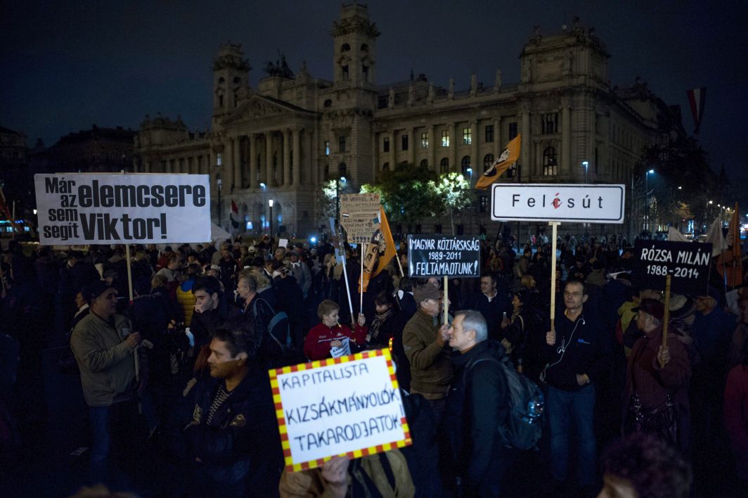 A közfelháborodás napja címmel meghirdetett tüntetés résztvevői Budapesten, a Kossuth téren 2014. november 17-én. MTI Fotó: Soós Lajos A közfelháborodás napja címmel meghirdetett tüntetés résztvevői Budapesten, a Kossuth téren 2014. november 17-én. MTI Fotó: Soós Lajos