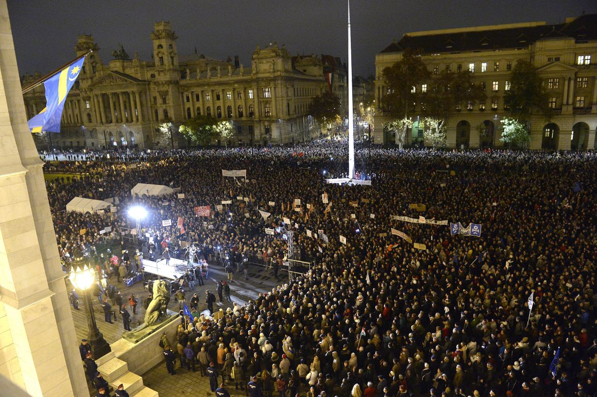 A közfelháborodás napja címmel meghirdetett tüntetés résztvevői Budapesten, az Országház előtti Kossuth Lajos téren 2014. november 17-én. MTI Fotó: Marjai János A közfelháborodás napja címmel meghirdetett tüntetés résztvevői Budapesten, az Országház előtti Kossuth Lajos téren 2014. november 17-én. MTI Fotó: Marjai János