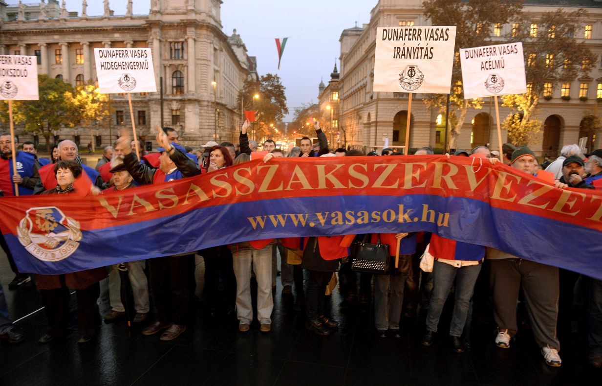 A Vasas Szakszervezeti Szövetség demonstrációjának résztvevői a budapesti Kossuth téren 2014. november 17-én. A szervezők a parlament elé élőláncba hívták azokat, akik nem értenek egyet azzal a kormányzati szándékkal, hogy az állami többletbevételeket ismét a munkavállalók rovására, a munkáltatói terhek növelésével teremtsék meg. MTI Fotó: Bruzák Noémi A Vasas Szakszervezeti Szövetség demonstrációjának résztvevői a budapesti Kossuth téren 2014. november 17-én. A szervezők a parlament elé élőláncba hívták azokat, akik nem értenek egyet azzal a kormányzati szándékkal, hogy az állami többletbevételeket ismét a munkavállalók rovására, a munkáltatói terhek növelésével teremtsék meg. MTI Fotó: Bruzák Noémi
