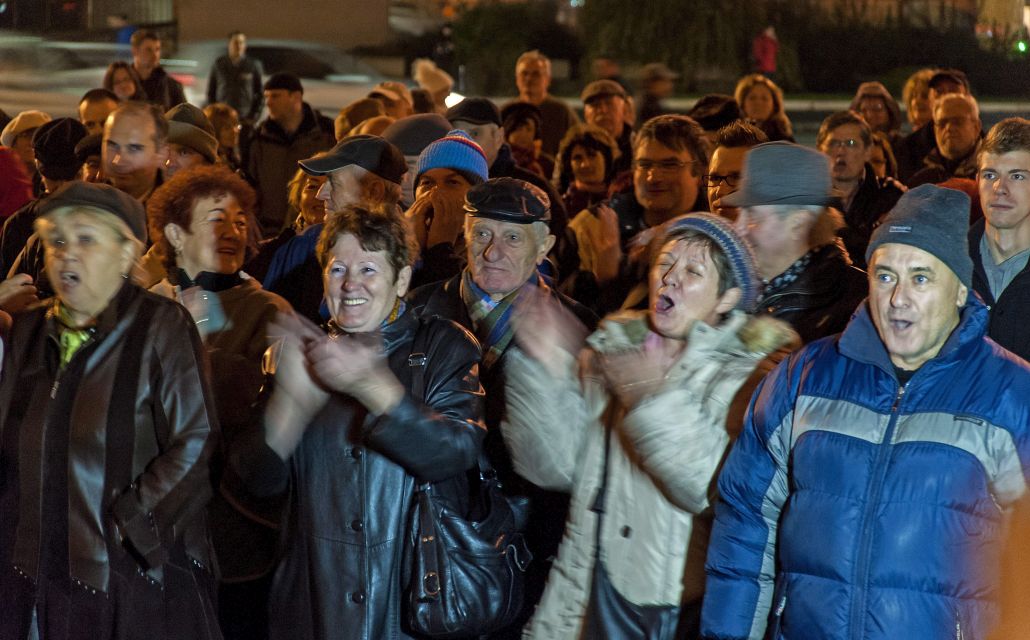 A közfelháborodás napja címmel meghirdetett tüntetés résztvevői Győrött, a városháza előtt 2014. november 17-én. MTI Fotó: Krizsán Csaba A közfelháborodás napja címmel meghirdetett tüntetés résztvevői Győrött, a városháza előtt 2014. november 17-én. MTI Fotó: Krizsán Csaba