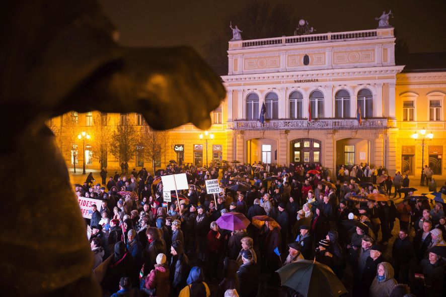 A közfelháborodás napja címmel meghirdetett tüntetés résztvevői Nyíregyházán, a Kossuth téren 2014. november 17-én. MTI Fotó: Balázs Attila A közfelháborodás napja címmel meghirdetett tüntetés résztvevői Nyíregyházán, a Kossuth téren 2014. november 17-én. MTI Fotó: Balázs Attila