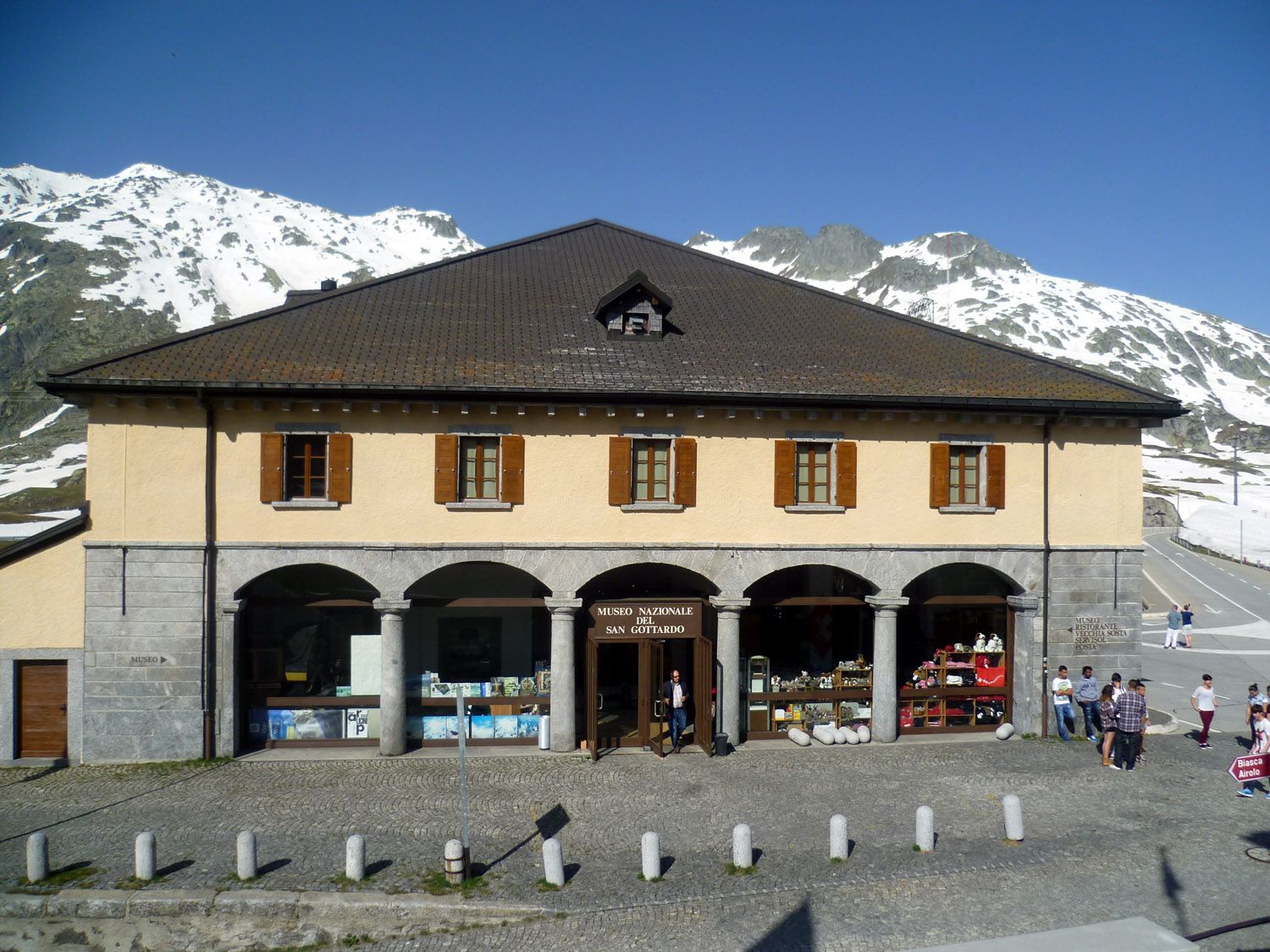A hágó egykori átrakodóhelyén van ma a Gotthard Múzeum. A hágó egykori átrakodóhelyén van ma a Gotthard Múzeum.