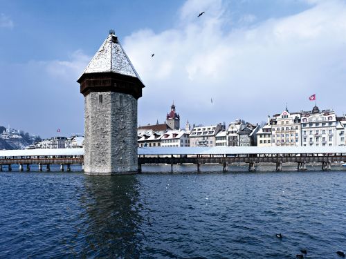 Luzern téli arcai a Reuss folyóval. Luzern téli arcai a Reuss folyóval.