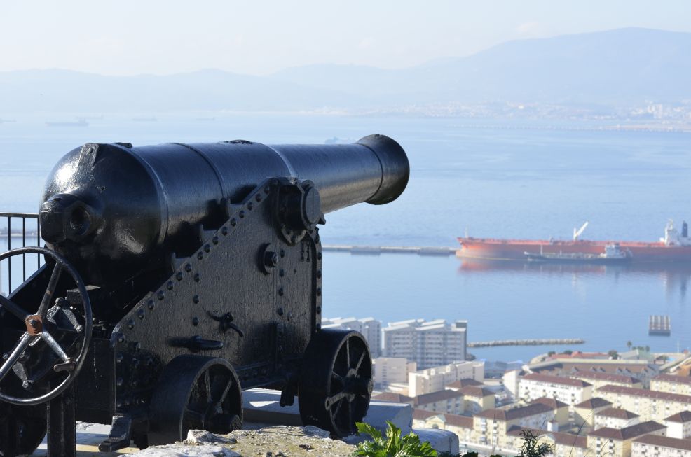 Gibraltáron ágyúval nem lőnek majomra... Gibraltáron ágyúval nem lőnek majomra...