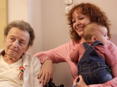 Dr. Mák Ibolya 2014 márciusában, amikor a MÚOSZ tiszteletbeli tagjává avatták. Mellette asszisztense, Maróti Zsuzsa kisbabájával Dr. Mák Ibolya 2014 márciusában, amikor a MÚOSZ tiszteletbeli tagjává avatták. Mellette asszisztense, Maróti Zsuzsa kisbabájával