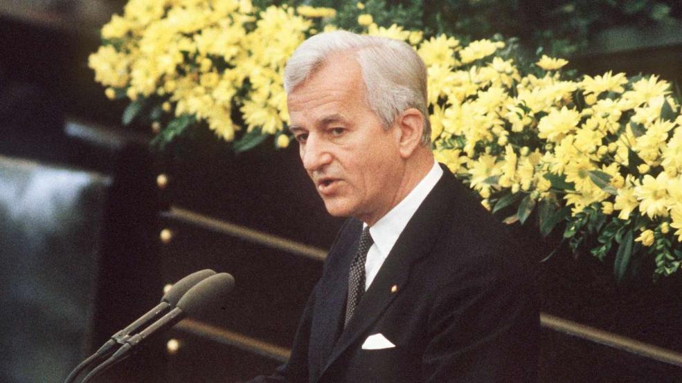 Richard von Weizsäcker 1985. május 8-án a bonni Bundestagban. Richard von Weizsäcker 1985. május 8-án a bonni Bundestagban.