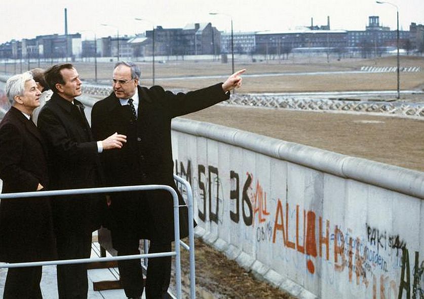 Richard von Weizsäcker (balra) Nyugat-Berlin kormányzó polgármestere George Bush amerikai alelnökkel és Helmut Kohl szövetségi kancellárral 1983. január 31-én a berlini fal nyugati oldalán. (Kép: DPA/Kopnrad Giehr / dpa Picture-Alliance) Richard von Weizsäcker (balra) Nyugat-Berlin kormányzó polgármestere George Bush amerikai alelnökkel és Helmut Kohl szövetségi kancellárral 1983. január 31-én a berlini fal nyugati oldalán. (Kép: DPA/Kopnrad Giehr / dpa Picture-Alliance)