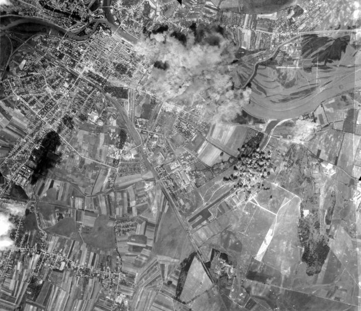 A győri vagongyárat bombázzák az amerikaiak. A győri vagongyárat bombázzák az amerikaiak.