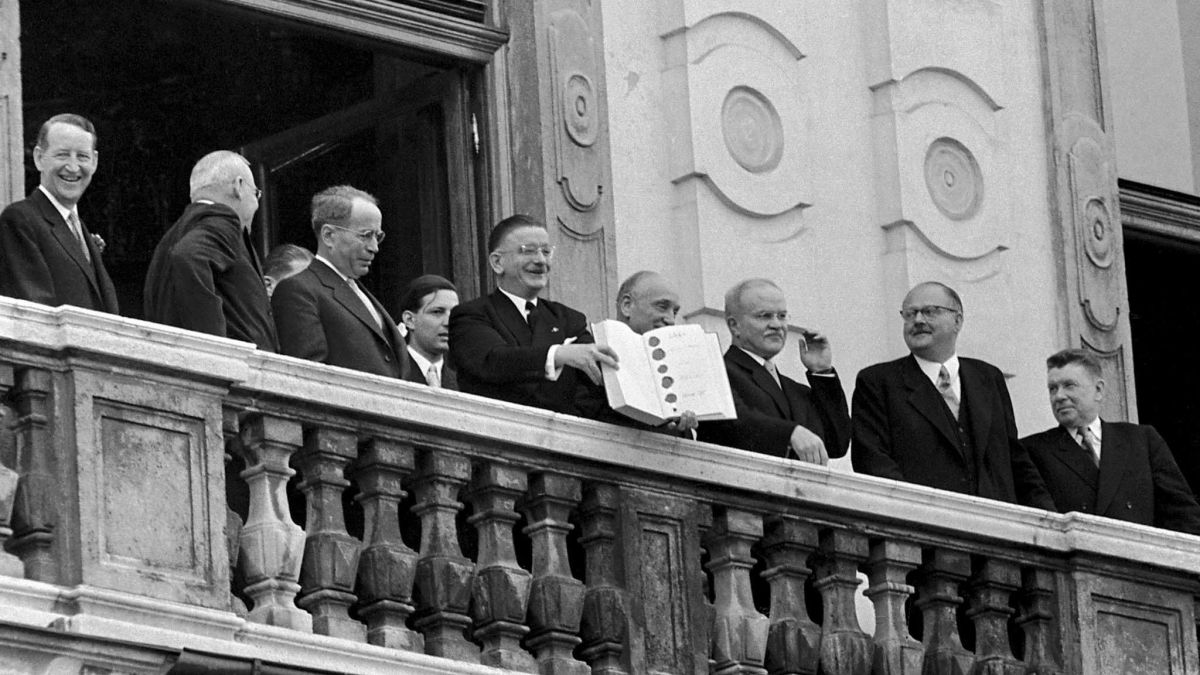 Leopold figl osztrák külügyminiszter - a nagyhatalmak külügyminisztereinek társaságában - bemutatja az aláírt államszerződést honfitársainak a Belvedere balkonjáról Leopold figl osztrák külügyminiszter - a nagyhatalmak külügyminisztereinek társaságában - bemutatja az aláírt államszerződést honfitársainak a Belvedere balkonjáról