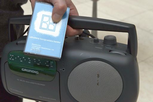 Ezt a jugoszláv népdalokat tartalmazó magnókazettát adták ajándékba ügyfeleiknek az Ausztriában is fiókokkal rendelkező jugoszláv bankok. (Foto: Kromus / PID) Ezt a jugoszláv népdalokat tartalmazó magnókazettát adták ajándékba ügyfeleiknek az Ausztriában is fiókokkal rendelkező jugoszláv bankok. (Foto: Kromus / PID)