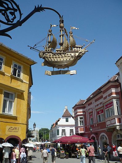 Győr-Belváros, Aranyhajó-cégér. Győr-Belváros, Aranyhajó-cégér.