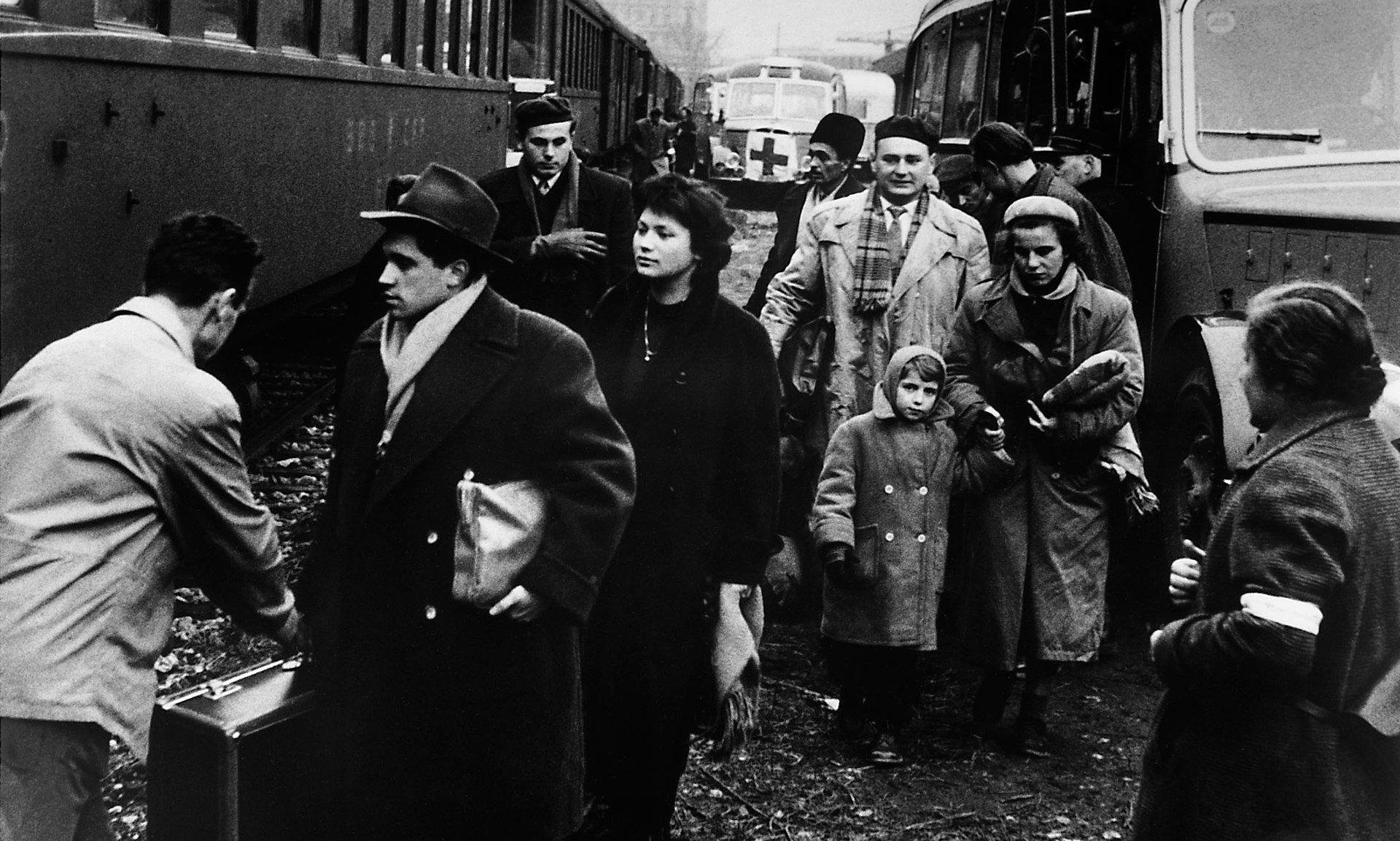 Az AP felvétele 1956 őszéről: magyar menekültek érkeznek Ausztriába. Az AP felvétele 1956 őszéről: magyar menekültek érkeznek Ausztriába.