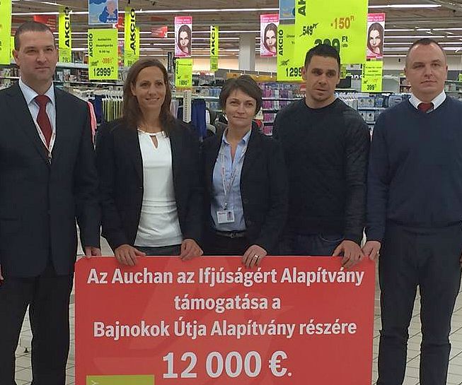 Az ünnepélyes csekkátadó az Auchan soroksári áruházában. Az ünnepélyes csekkátadó az Auchan soroksári áruházában.
