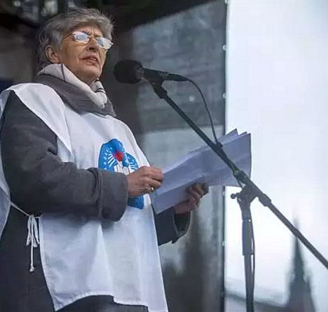 Galló Istvánné, a Pedagógusok Szakszervezetének elnöke felszólal a pedagógusok tüntetésén a budapesti Kossuth téren 2016. február 13-án. A Pedagógusok Szakszervezetének demonstrációjához 48 szervezet csatlakozott. (MTI Fotó: Marjai János) Galló Istvánné, a Pedagógusok Szakszervezetének elnöke felszólal a pedagógusok tüntetésén a budapesti Kossuth téren 2016. február 13-án. A Pedagógusok Szakszervezetének demonstrációjához 48 szervezet csatlakozott. (MTI Fotó: Marjai János)