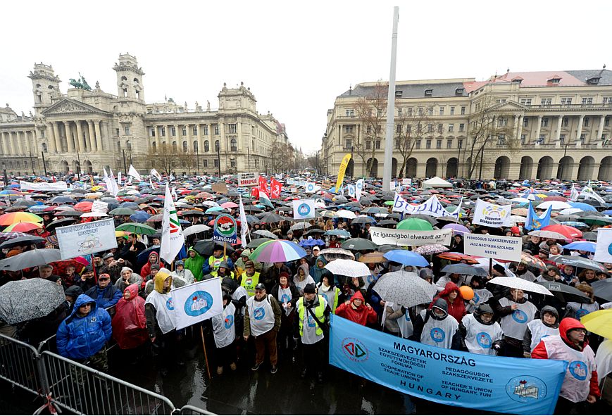 Résztvevők a pedagógusok tüntetésén a budapesti Kossuth téren 2016. február 13-án. A Pedagógusok Szakszervezetének demonstrációjához 48 szervezet csatlakozott. (MTI Fotó: Kovács Tamás) Résztvevők a pedagógusok tüntetésén a budapesti Kossuth téren 2016. február 13-án. A Pedagógusok Szakszervezetének demonstrációjához 48 szervezet csatlakozott. (MTI Fotó: Kovács Tamás)