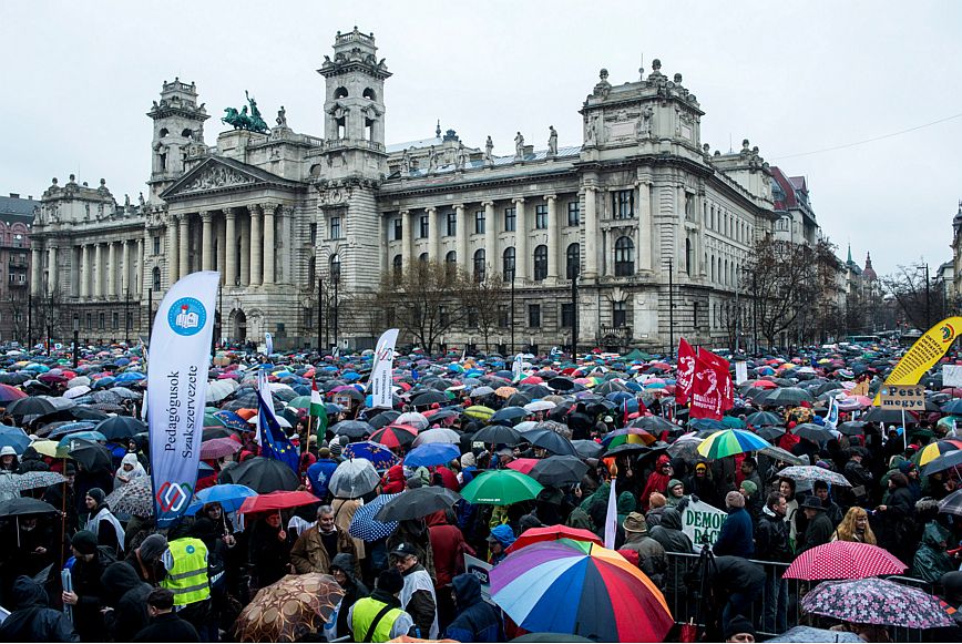 Résztvevők a pedagógusok tüntetésén a budapesti Kossuth téren 2016. február 13-án. A Pedagógusok Szakszervezetének demonstrációjához 48 szervezet csatlakozott. (MTI Fotó: Marjai János) Résztvevők a pedagógusok tüntetésén a budapesti Kossuth téren 2016. február 13-án. A Pedagógusok Szakszervezetének demonstrációjához 48 szervezet csatlakozott. (MTI Fotó: Marjai János)