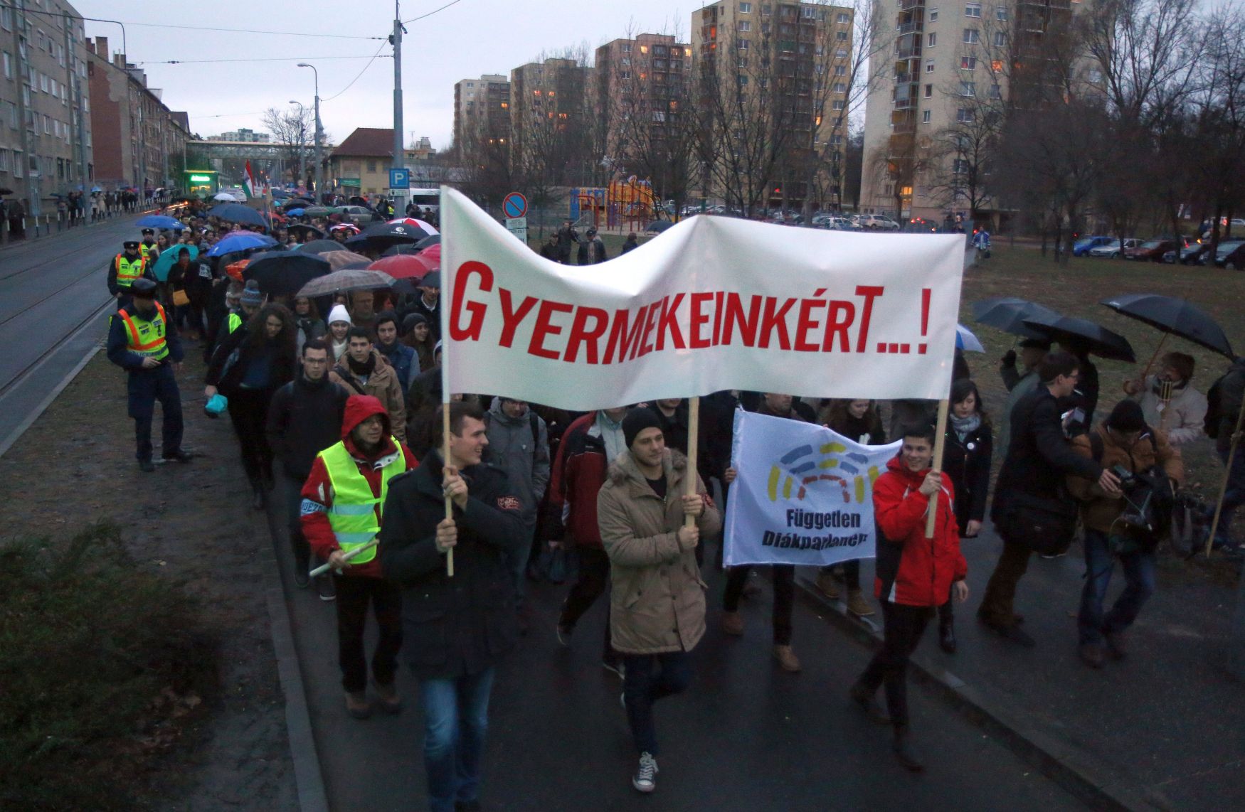 A pedagógusok és szimpatizánsaik demonstrációjának résztvevői vonulnak a miskolci Herman Ottó Gimnázium elé 2016. február 3-án. A Fogadóóra címmel megrendezett tüntetés szervezői az oktatási rendszer ellen tiltakoznak. MTI Fotó: Vajda János A pedagógusok és szimpatizánsaik demonstrációjának résztvevői vonulnak a miskolci Herman Ottó Gimnázium elé 2016. február 3-án. A Fogadóóra címmel megrendezett tüntetés szervezői az oktatási rendszer ellen tiltakoznak. MTI Fotó: Vajda János