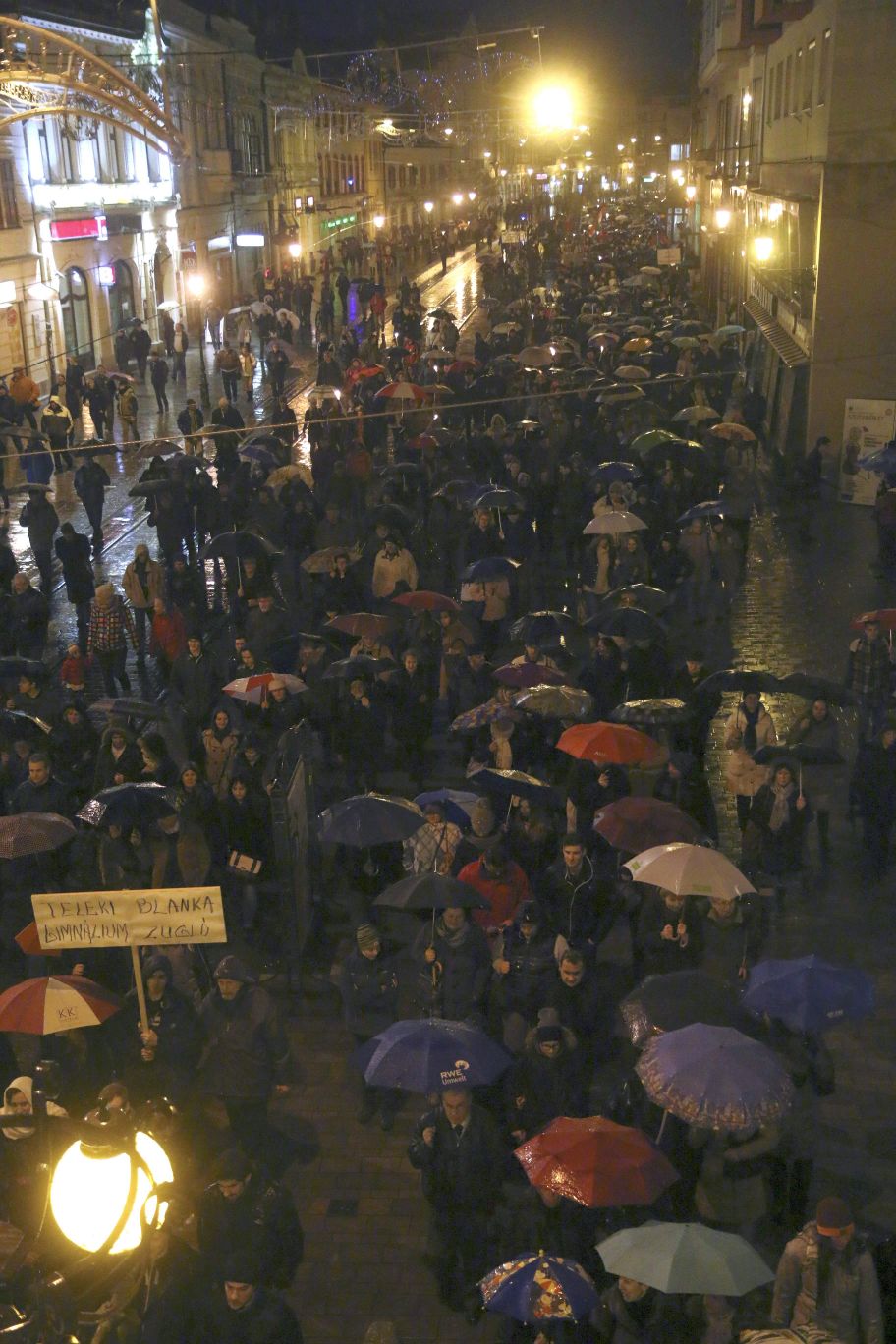 A pedagógusok és szimpatizánsaik demonstrációjának résztvevői vonulnak a miskolci Hősök terére 2016. február 3-án. A Fogadóóra címmel megrendezett tüntetés szervezői az oktatási rendszer ellen tiltakoznak. MTI Fotó: Vajda János A pedagógusok és szimpatizánsaik demonstrációjának résztvevői vonulnak a miskolci Hősök terére 2016. február 3-án. A Fogadóóra címmel megrendezett tüntetés szervezői az oktatási rendszer ellen tiltakoznak. MTI Fotó: Vajda János