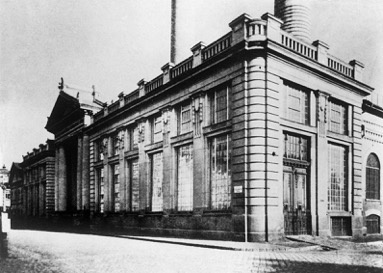 Áramátalakító épület a mai Cézár Ház helyén, a valamikori Berzencze utcában. Áramátalakító épület a mai Cézár Ház helyén, a valamikori Berzencze utcában.