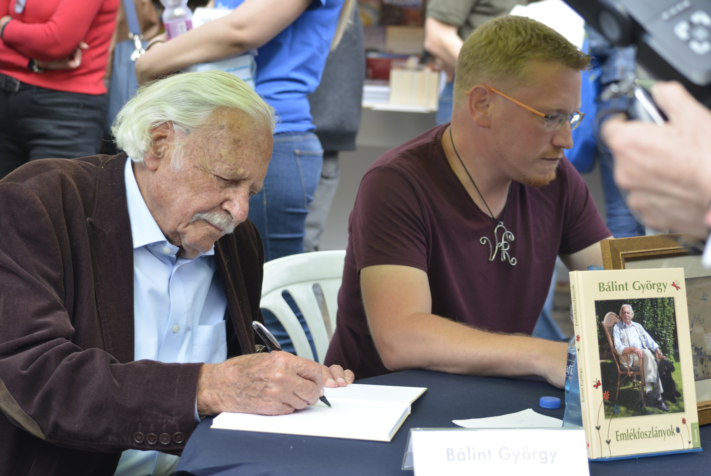A szerző, Bálint György dedikál a rajzoló Vámos Róbert társaságában. (Peredi Ágnes felvétele) A szerző, Bálint György dedikál a rajzoló Vámos Róbert társaságában. (Peredi Ágnes felvétele)