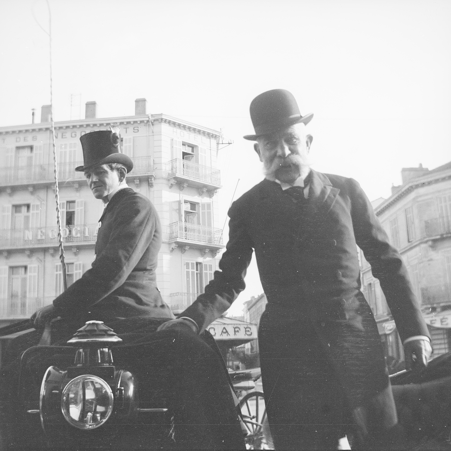 A feleségénél, Sisinél sokkal kevesebbet utazó Ferenc József Dél-Franciaorzágban, természetesen civilben. A feleségénél, Sisinél sokkal kevesebbet utazó Ferenc József Dél-Franciaorzágban, természetesen civilben.