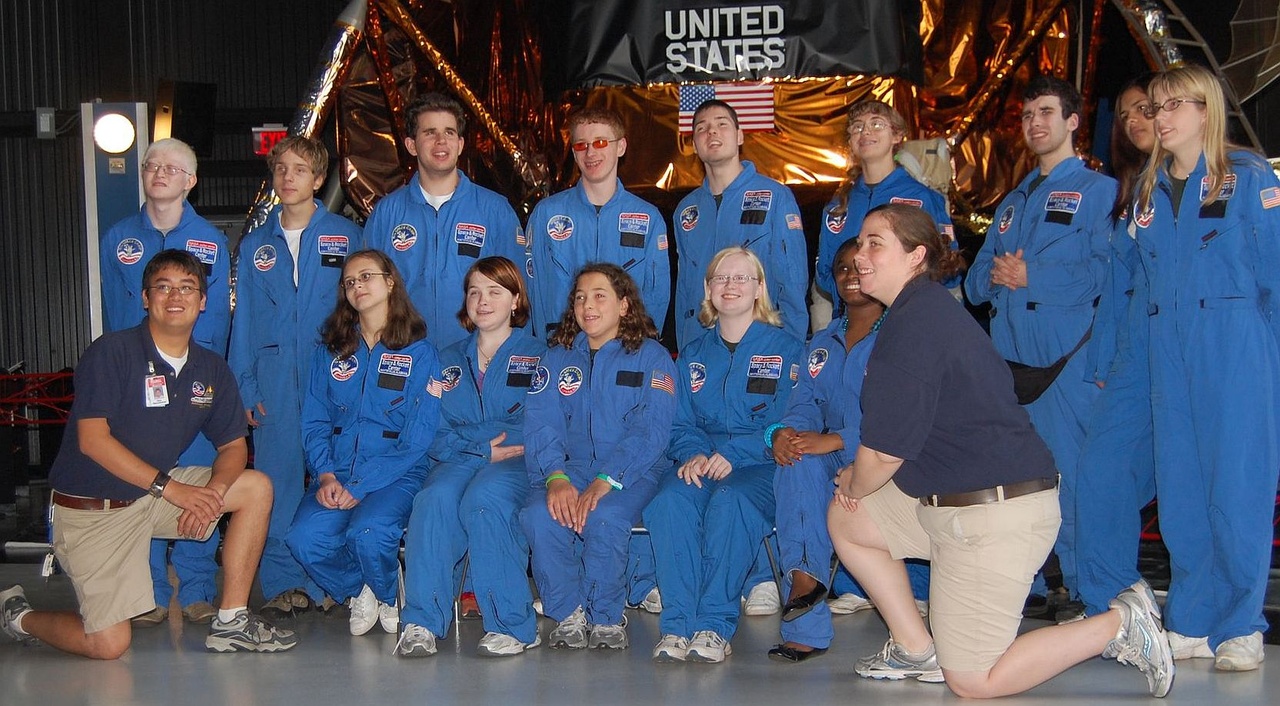 A NASA-űrtábor részvevői; a magyar fiúk az álló sorban, balról a 2. és a 3. helyen.